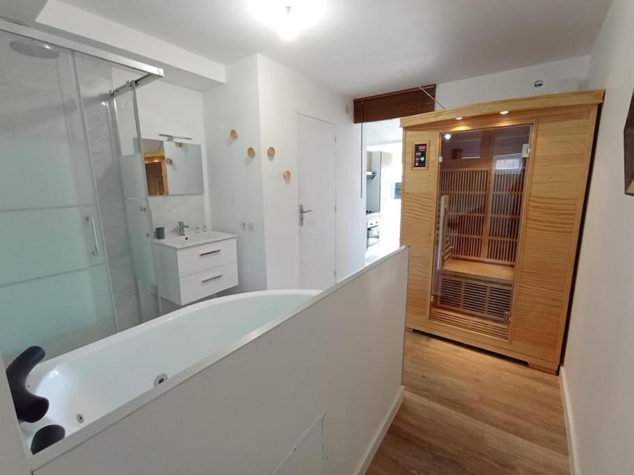 Sejour Sauna Et Jacuzzi Cocon Ла-Рош-сюр-Йон Экстерьер фото
